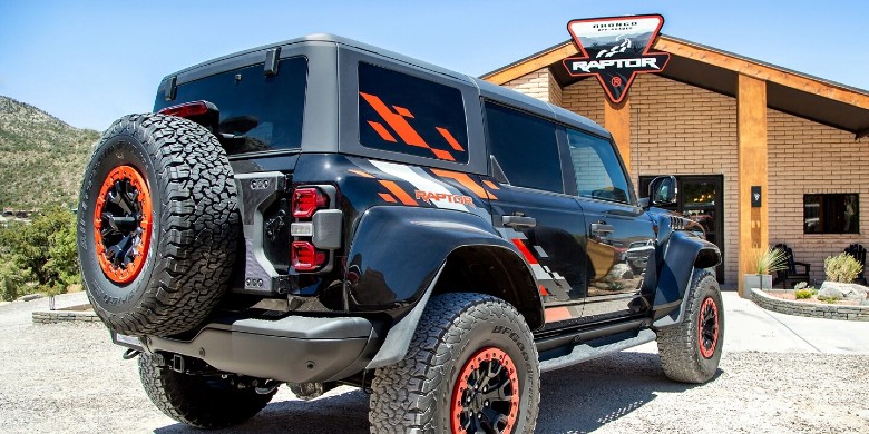 Interior front dash view in the 2025 Ford Bronco