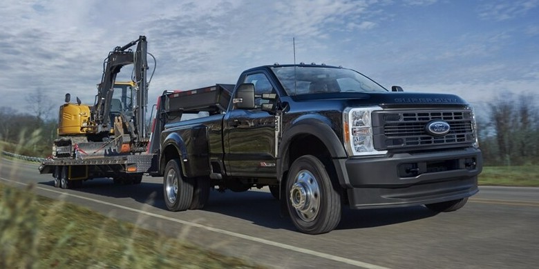 Front exterior view of the 2025 Ford F-350 Super Duty