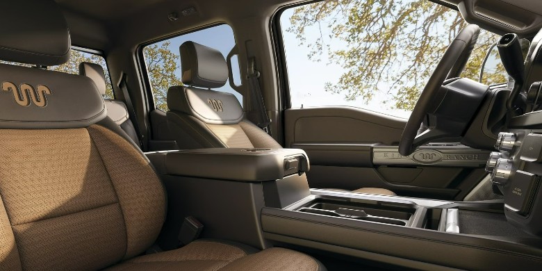 Front exterior view of the 2025 Ford F-350 Super Duty