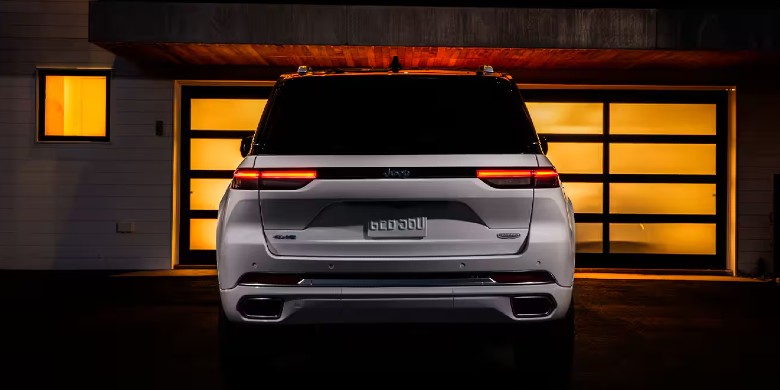 Rear exterior view of the 2025 Jeep Grand Cherokee