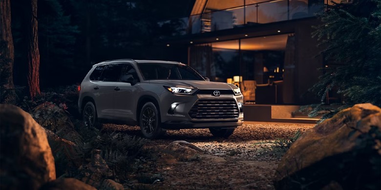 Front exterior view of the 2025 Toyota grandhighlander