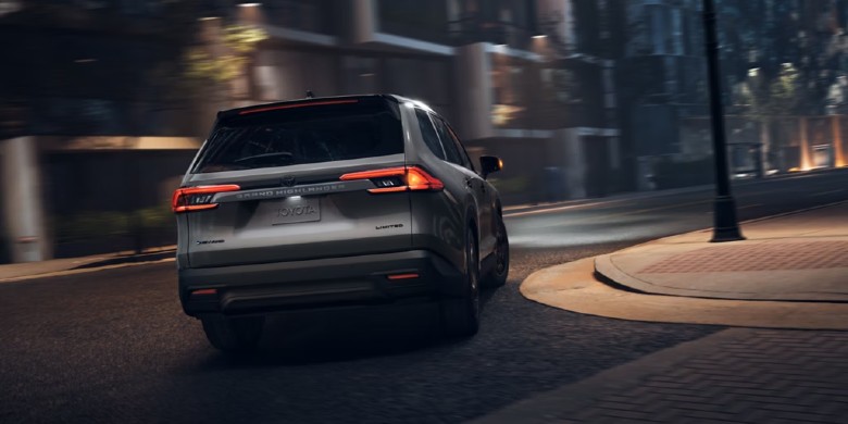 Interior front dash view in the 2025 Toyota grandhighlander