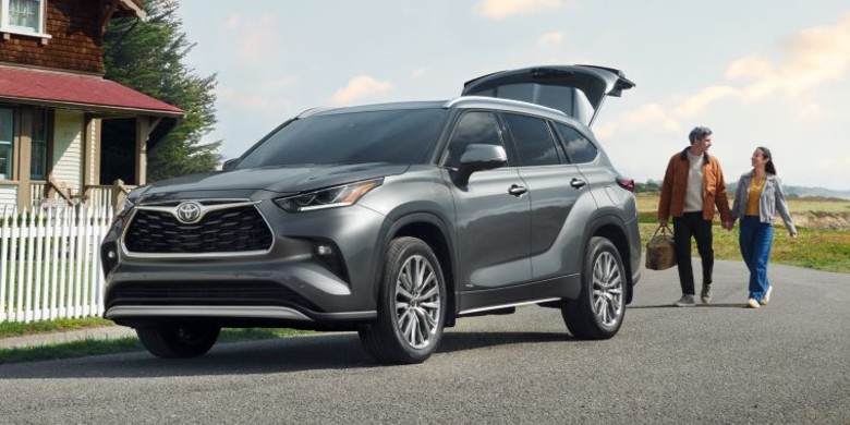 Front exterior view of the 2025 Toyota Highlander