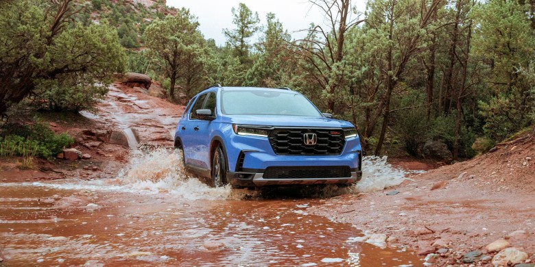 Front exterior view of the 2025 Honda Pilot