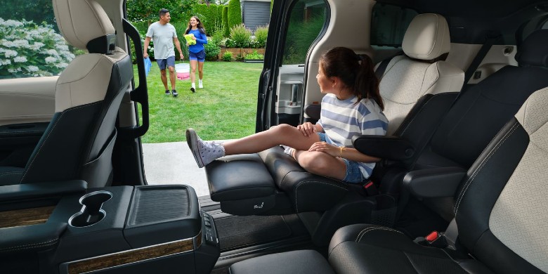 Front exterior view of the 2025 Toyota Sienna