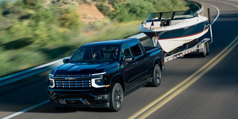 Silverado 1500 2027 remolcando una lancha cerca de Kaufman TX