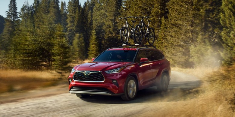 Front exterior view of the 2023 Toyota Highlander Hybrid