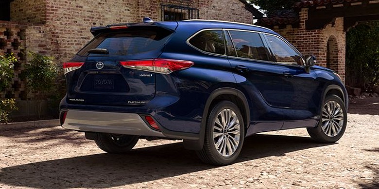 Rear exterior view in the 2023 Toyota Highlander Hybrid