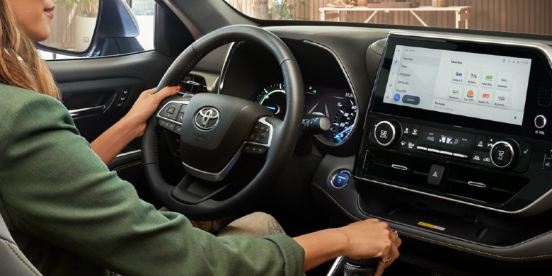 Infotainment center in the 2023 Toyota Highlander Hybrid