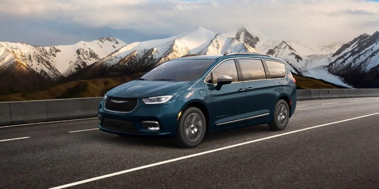 Front exterior view of the 2023 Chrysler Pacifica Plug-in Hybrid