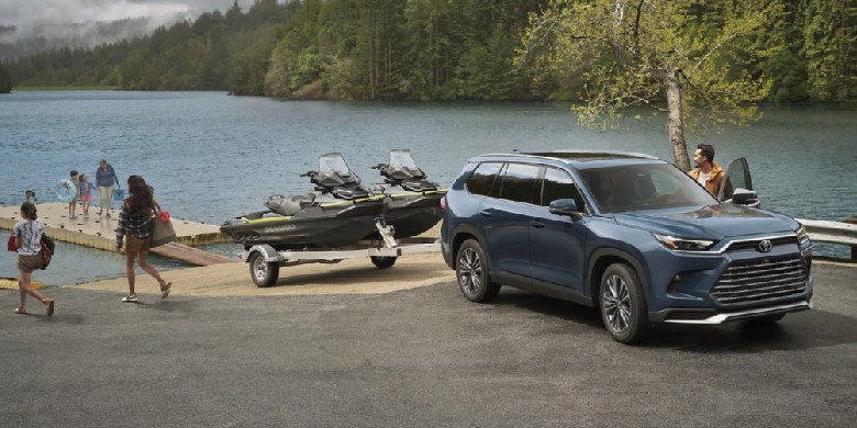 Front exterior view of the 2024 Toyota Grand Highlander