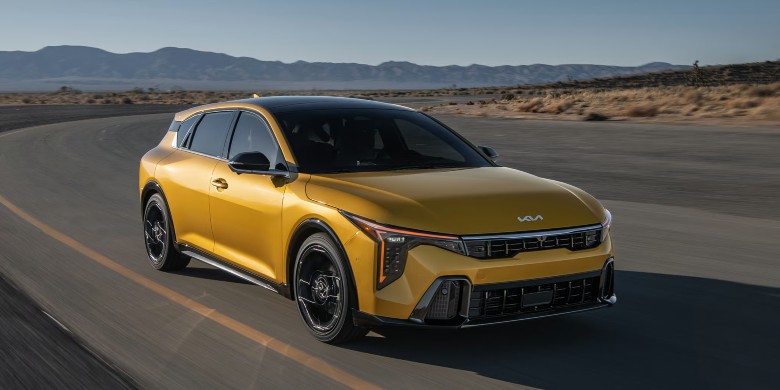 Front exterior view of the 2026 Kia K4 Hatchback for sale in racine, WI