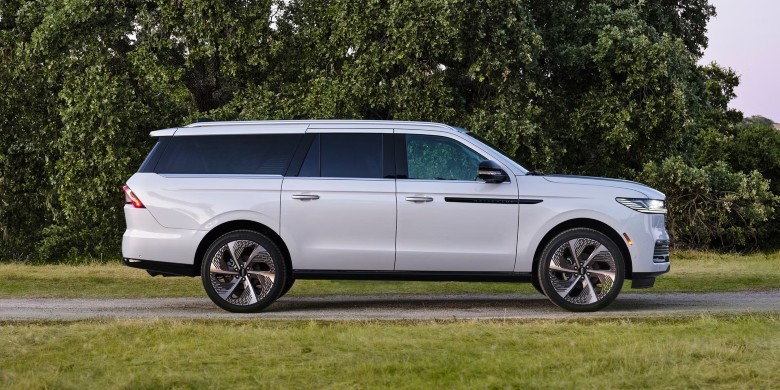 Side exterior view of the 2026 Lincoln Navigator