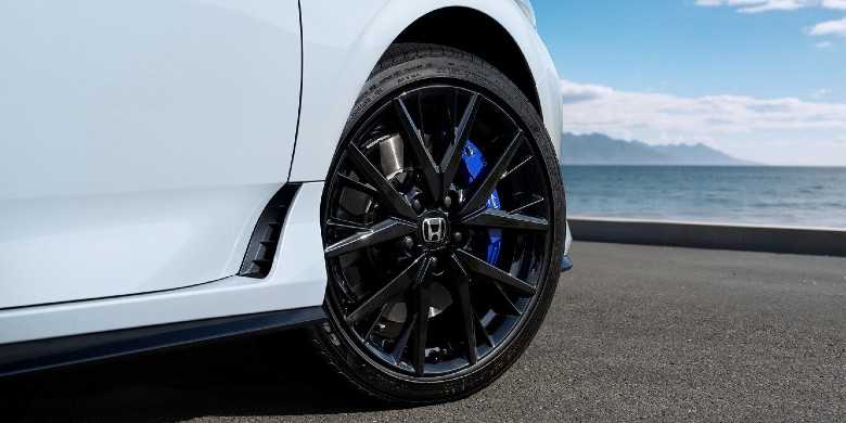 2026 Honda Prelude 19-inch Berlina Black alloy wheels with Brembo calipers near Owatonna MN