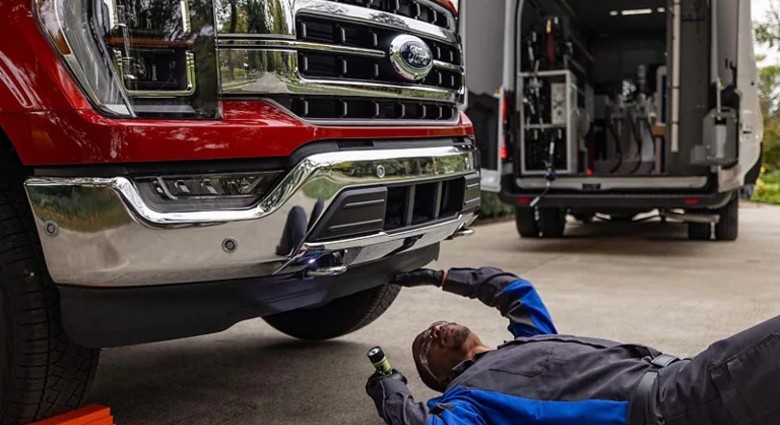 Ford mechanic servicing in Santa Fe, NM