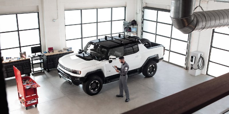 GMC auto service helping a customer